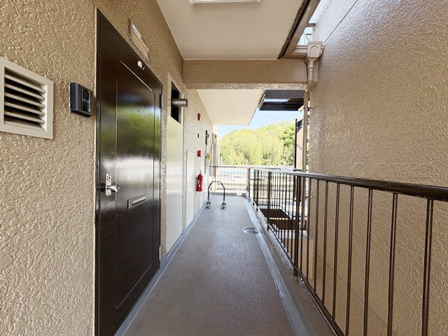 【その他共用部分】 | 岡本サンハイツ | 共用廊下です。ここもきれいに清掃されています。周囲のお部屋の様子も、ぜひ伺ってみてください。～即日のご見学可能～　お問合せはお気軽にどうぞ。