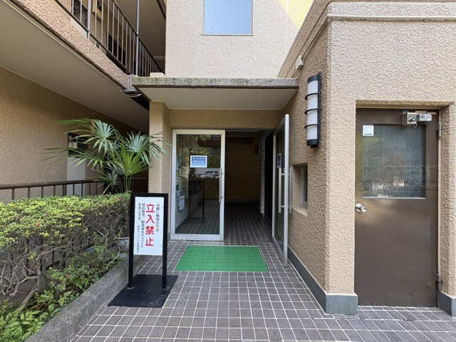 【エントランス】 | 岡本サンハイツ | お客様を、そして住人を出迎えてくれるマンションのエントランス。ゴミが落ちていないことからも、管理状態の良さや住民の節度の高さが見て取れます。～即日のご見学可能～　お問合せはお気軽にどうぞ。
