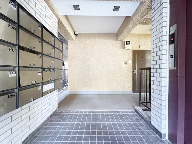 【ロビー】 | 岡本サンハイツ | 集合ポストなどを備えたエントランスホール。ここもマンションの顔となる部分であり、しっかりと清掃の行き届いたさまに安心感をおぼえます。～即日のご見学可能～　お問合せはお気軽にどうぞ。