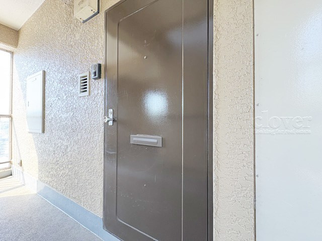【その他共用部分】 | 岡本サンハイツ | 皆様をお迎えする、お部屋の玄関ドア。開けやすさや開放角度、ドアノブの操作しやすさや鍵の形状などを、現地で一度ご確認ください。～即日のご見学可能～　お問合せはお気軽にどうぞ。
