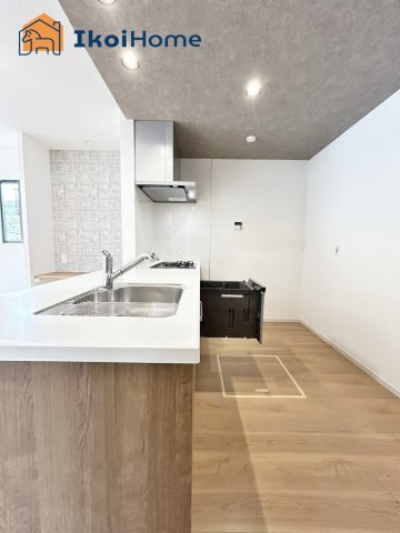 神戸市西区秋葉台2丁目　全1棟　新築戸建のキッチン|【ホームページに現地動画掲載中】●年中無休：当日予約可●キッチン同色のカップボードご依頼も承ります