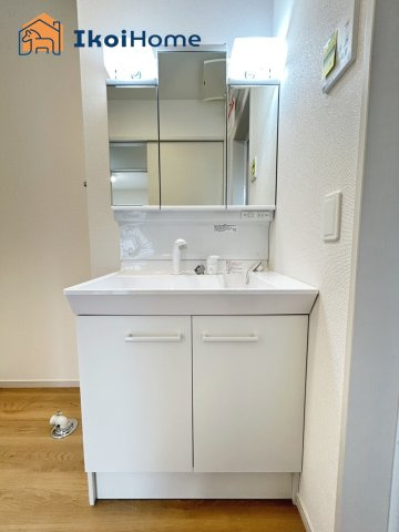 神戸市西区秋葉台2丁目　全1棟　新築戸建の洗面所|【ホームページに現地動画掲載中】●年中無休：当日予約可●洗面台はお化粧をする時に便利な3面鏡。
