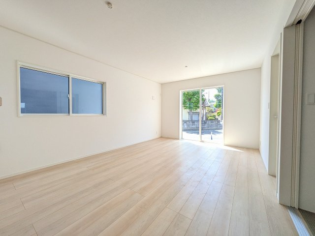 八王子市　小宮町　新築一戸建て　２４期の居間・リビング|～16帖の明るいLDKで、家族団欒の時間をお過ごしいただけます～