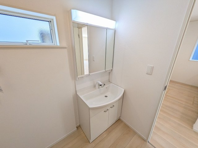 八王子市　小宮町　新築一戸建て　２４期の独立洗面台|～三面鏡で使い勝手が良い洗面台～