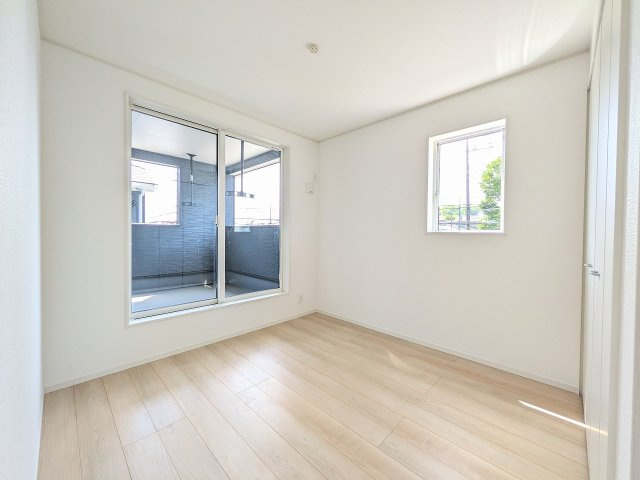 八王子市　小宮町　新築一戸建て　２４期の洋室|～2階5帖の寝室、二面に窓があり明るいお部屋です～