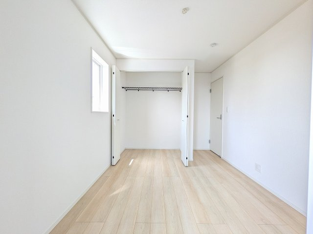 八王子市　小宮町　新築一戸建て　２４期の収納|～2階5帖の寝室、二面に窓があり明るいお部屋です～