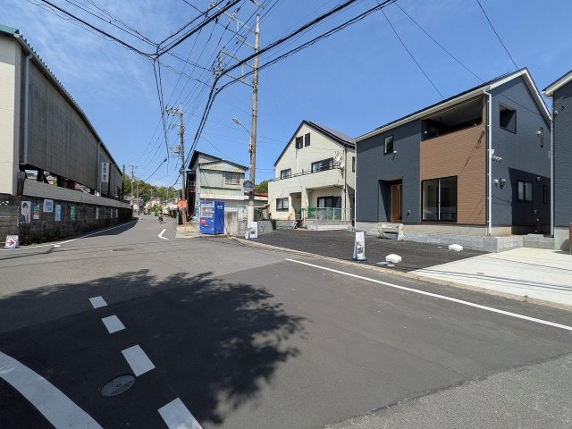八王子市　小宮町　新築一戸建て　２４期の前面道路含む現地写真|～南道路に面しているため、陽当たり良好～