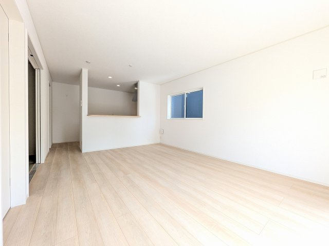 八王子市　小宮町　新築一戸建て　２４期の居間・リビング|～16帖の明るいLDKで、家族団欒の時間をお過ごしいただけます～