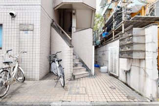 【エントランス】 | マンションの正面エントランス。出入りする人間を癒してくれるマンション入り口であり、その建物の「顔」でもあります。～即日のご見学可能～　お問合せはお気軽にどうぞ。