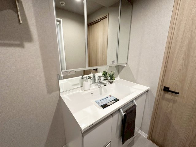 エルパーク西京・大原野の洗面所|ミラーキャビネットのため、メイク用品や洗顔小物などのスッキリ収納できちゃいます！（R8.5撮影）