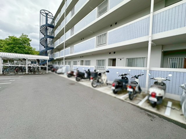 エルパーク西京・大原野|バイク置き場完備（R8.5撮影）