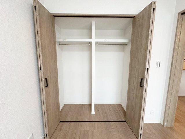 エルパーク西京・大原野の収納|クローゼット内はハンガーパイプが備え付けになっております。上部には棚も設けられており、収納ボックスなどでスッキリ整理整頓もできちゃいます！（R8.5撮影）