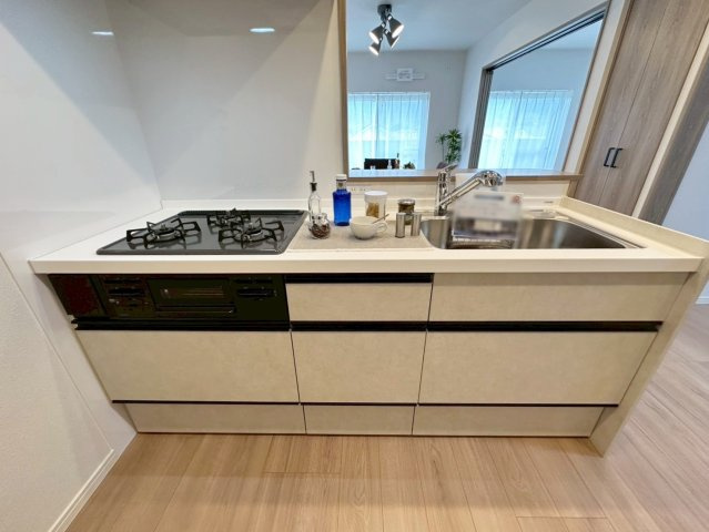 エルパーク西京・大原野のキッチン|手元の隠れるキッチンカウンターは生活空間への水跳ねの心配が少なく、見た目のごちゃつきも隠せちゃうのが嬉しいポイント！（R8.5撮影）