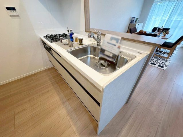 エルパーク西京・大原野のキッチン|リビング側・キッチン側の双方からお互いの姿が見え、お料理中もお子様の様子を見守れます！（R8.5撮影）