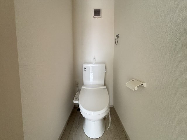 Re・Terrechez緑区梅里1期｜名古屋市の戸建ならホームアップのトイレ|2か所にトイレを完備。混み合う朝や来客時も安心の設計！
