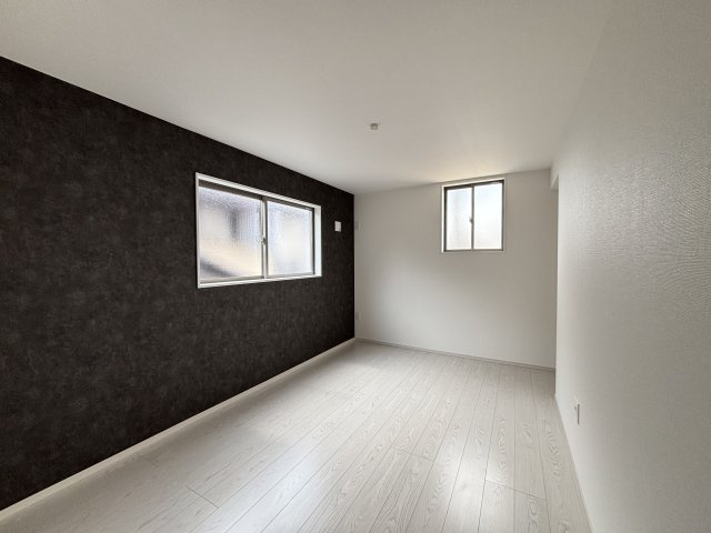 Re・Terrechez緑区梅里1期｜名古屋市の戸建ならホームアップの洋室|窓から心地よい光と風を取り込む二面採光。プライベートな時間をゆったりと過ごせる、安らぎの居室空間です。