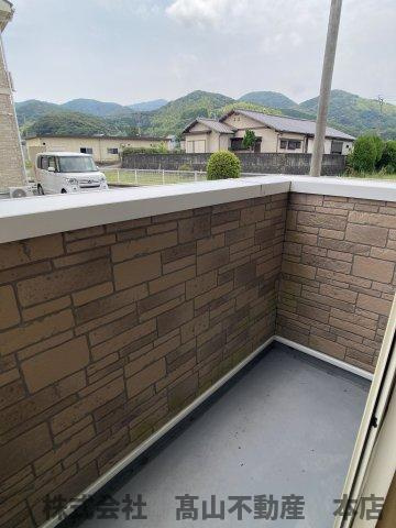 遠賀郡岡垣町大字三吉のアパートのバルコニー