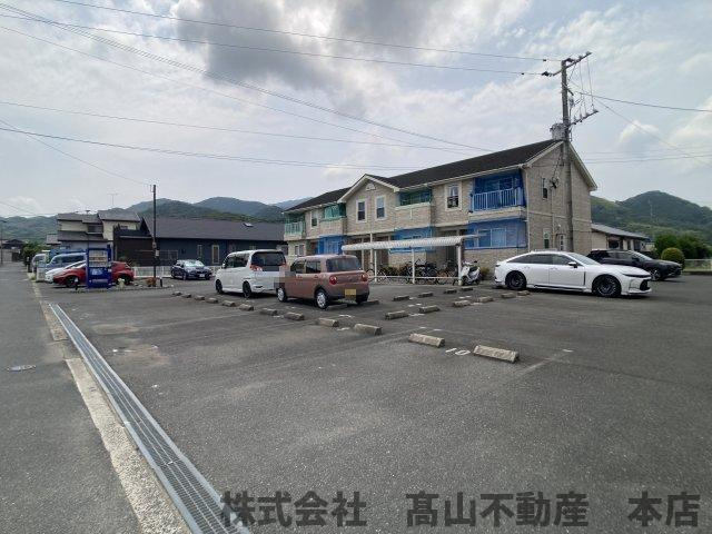 遠賀郡岡垣町大字三吉のアパートの駐車場