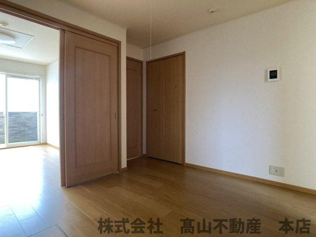 遠賀郡岡垣町大字三吉のアパートの居間・リビング