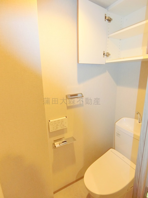 Live Casa千鳥町のトイレ|吊戸棚と温水洗浄暖房便座付きのトイレ