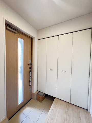 香芝市今泉第4 全1区画 1号棟の玄関|収納もある明るい玄関