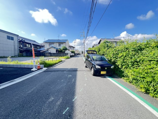 香芝市今泉第4 全1区画 1号棟の前面道路含む現地写真