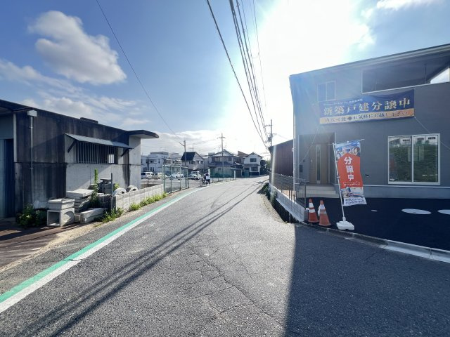香芝市今泉第4 全1区画 1号棟の前面道路含む現地写真