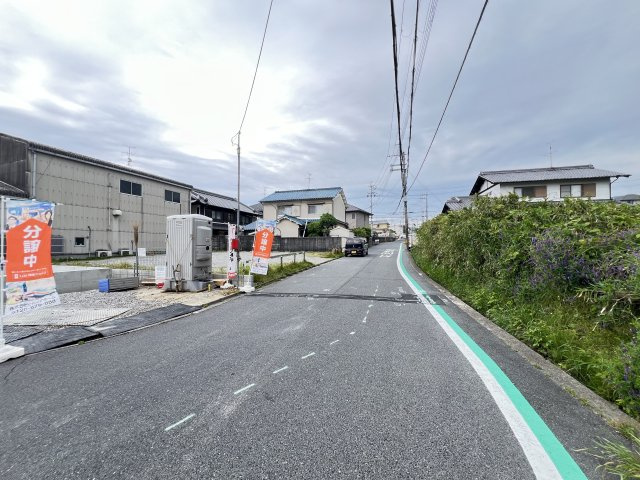 香芝市今泉第4 全1区画 1号棟の前面道路含む現地写真