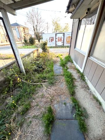 柳生駅圏のカーポート付き平屋建・和室二間の開放的な間取り～埼玉県加須市柳生～の駐車場|屋根付きのカーポートを設置。敷地内に駐車が可能です