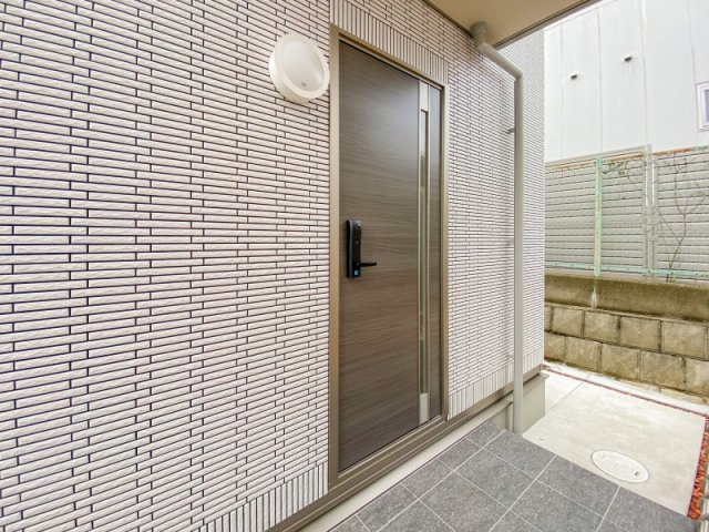 シャトレーゼ　Ａ棟の玄関