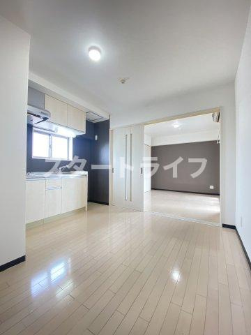 大阪市東淀川区東中島６丁目の賃貸マンションの居間・リビング