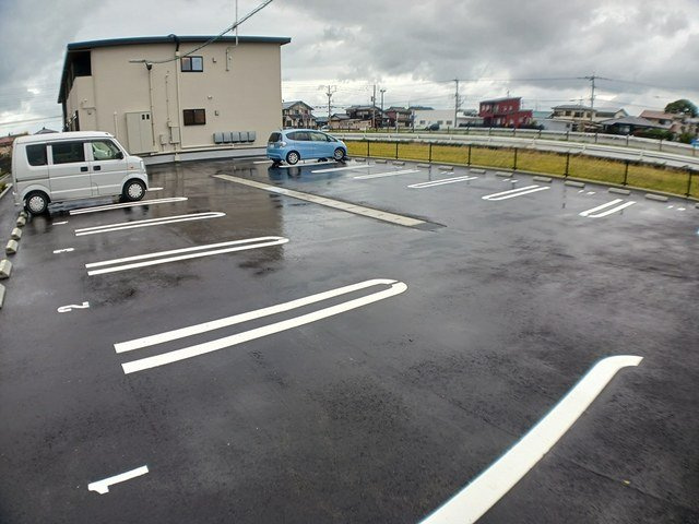 ル・シャルム南参道の駐車場|駐車場があるので、車を買う予定の方も安心です