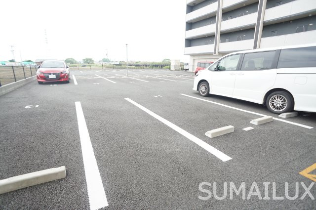 グレース近見の駐車場