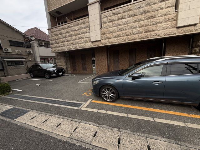プレサンス三宮ルミネスの駐車場