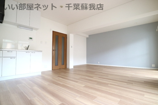フローラ千葉中央の居間・リビング|こちらのリビングで趣味の時間をお楽しみください