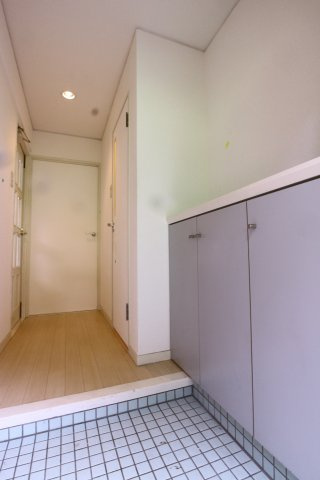 グリーンパレス塩屋の玄関