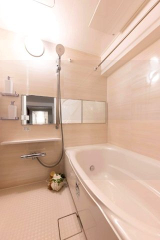 メゾンドール住吉北の浴室|一日の疲れを癒してくれる場所なので、快適に過ごして頂く為にゆったりサイズのバスタブを用意しました。
