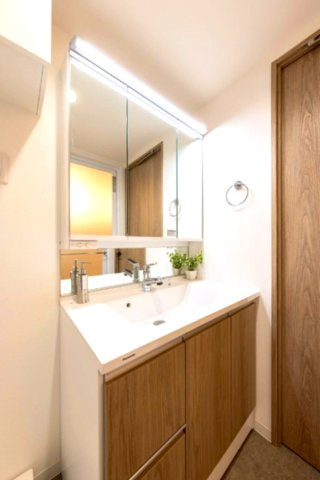 メゾンドール住吉北の独立洗面台|ゆとりの洗面スペースで朝の身支度も快適スムーズに。３面鏡で髪のセットやお化粧もストレスなくこなせ、朝から気分良く通勤通学に向かえそうですね！鏡の裏にはたっぷりと収納スペースを標準装備！
