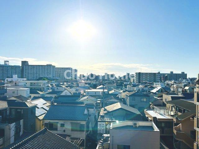 モンテベルデ西大島の展望|手を伸ばせば、ふれることが出来そうな環境が、そのままインテリアになったような印象です。その豊かな眺望にふさわしい空間には、通風・採光にも優れ、心地よい光と風があふれています