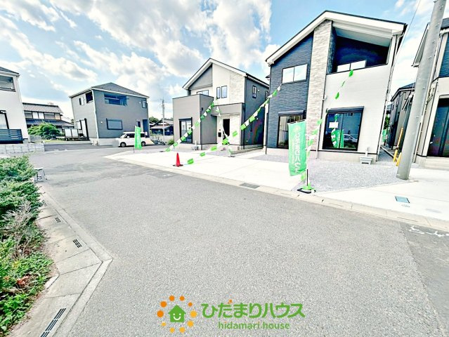 久喜市野久喜4期　新築一戸建て　05　リガーレの前面道路含む現地写真|道幅のある道路で、ゆっくり駐車できます！