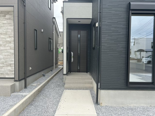 久喜市野久喜4期　新築一戸建て　05　リガーレの玄関|シンプルで使いやすいデザインの玄関です！