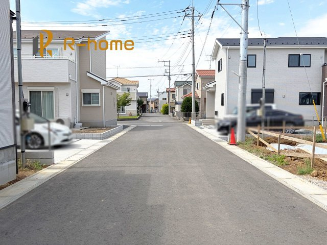 つくば市高見原1丁目23-P1　新築戸建て　2号棟の前面道路含む現地写真|『今から見たい！』大歓迎です♪
お気軽にＲ－ｈomeまでお問い合わせください。