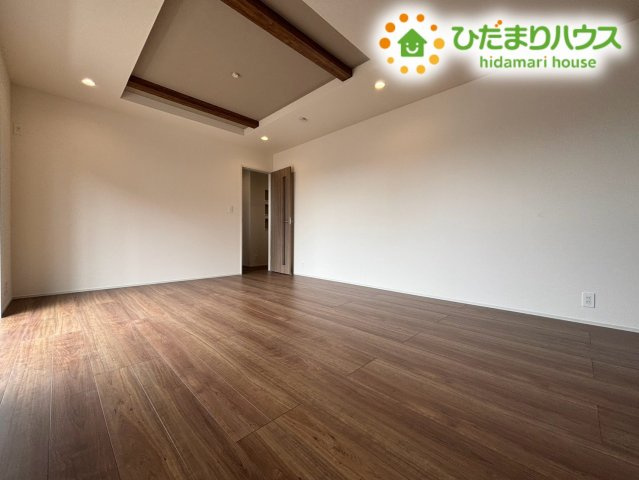 本庄市小島南1丁目　新築一戸建て　ブルーミングガーデン　01の居間・リビング|折り上げ天井とアクセントクロスが空間をお洒落に演出するリビングダイニングです！日当たり・通風ともに良好で心地よい時間を過ごせます！家具配置もしやすくご家族で快適にお過ごしいただけます♪