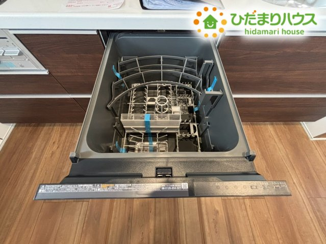 本庄市小島南1丁目　新築一戸建て　ブルーミングガーデン　01の設備|毎日の家事負担をぐっと軽減してくれるビルトイン食器洗い乾燥機を完備。手洗いでは落としにくい汚れも高温洗浄でスッキリ綺麗に仕上げます。食後の時間にゆとりが生まれ、団らんを楽しめます♪