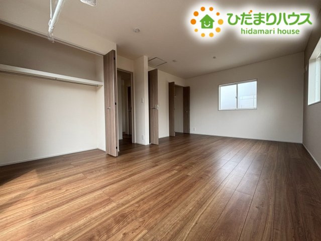 本庄市小島南1丁目　新築一戸建て　ブルーミングガーデン　01の寝室|将来的に間仕切りを入れることで2部屋に分けられる広々とした洋室です！お子様の成長やライフスタイルの変化に合わせて柔軟に活用可能！使い勝手が良く、明るい陽光が差し込むお部屋ですよ♪