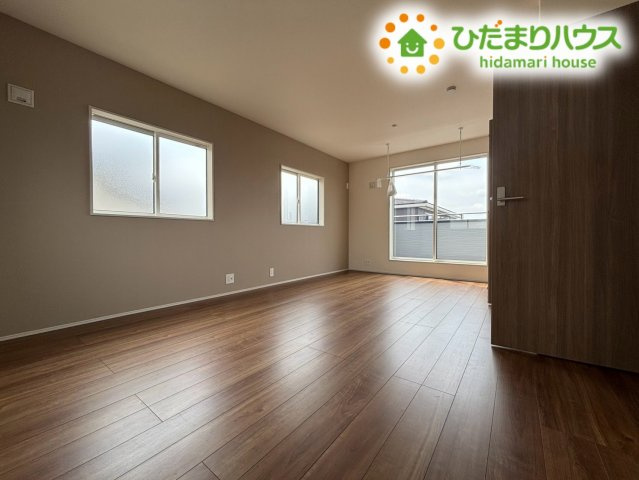 本庄市小島南1丁目　新築一戸建て　ブルーミングガーデン　01の寝室|2面採光で明るい光がたっぷりと差し込む開放的な洋室です！風通りも良好でいつでも気持ち良い空気を保てます！主寝室としてもゆとりある広さで心地よい睡眠時間を過ごしていただけますよ♪