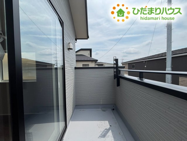 本庄市小島南1丁目　新築一戸建て　ブルーミングガーデン　01のバルコニー|陽当たりや風通りが良くお洗濯物が心地よく乾くバルコニーです！ゆとりある広さが確保されており、ちょっとした椅子やテーブルを置き、ほっと一息ついてリフレッシュする空間にもぴったりです♪
