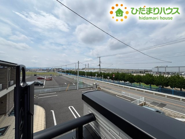 本庄市小島南1丁目　新築一戸建て　ブルーミングガーデン　01の展望|バルコニーからは周囲の街並みと広い空が見渡せる開けた眺望が楽しめます。背の高い建物が隣接していないため圧迫感がなく、青空を眺めながらホッと一息つきたい時にぴったりのロケーションです