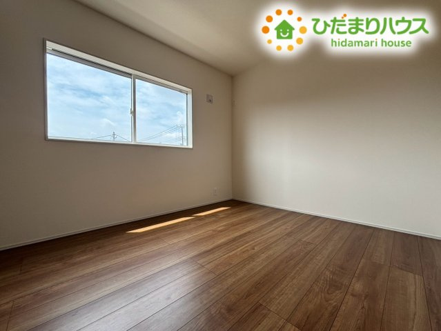 本庄市小島南1丁目　新築一戸建て　ブルーミングガーデン　01の子供部屋|ナチュラルな木目調フローリングが優しい雰囲気を醸し出す洋室。お子様部屋としてはもちろん、リモートワーク用の書斎や趣味部屋にも適しています。シンプルな部屋形状で配置計画もスムーズです♪
