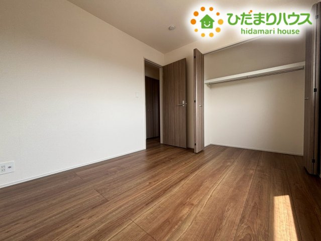 本庄市小島南1丁目　新築一戸建て　ブルーミングガーデン　01の子供部屋|大型クローゼットを完備した利便性の高い洋室。衣類や学用品、おもちゃまでまとめて収納できるため、お部屋をいつでも広く使えます。お子様の健やかな成長を見守る過ごしやすい一室ですね。
